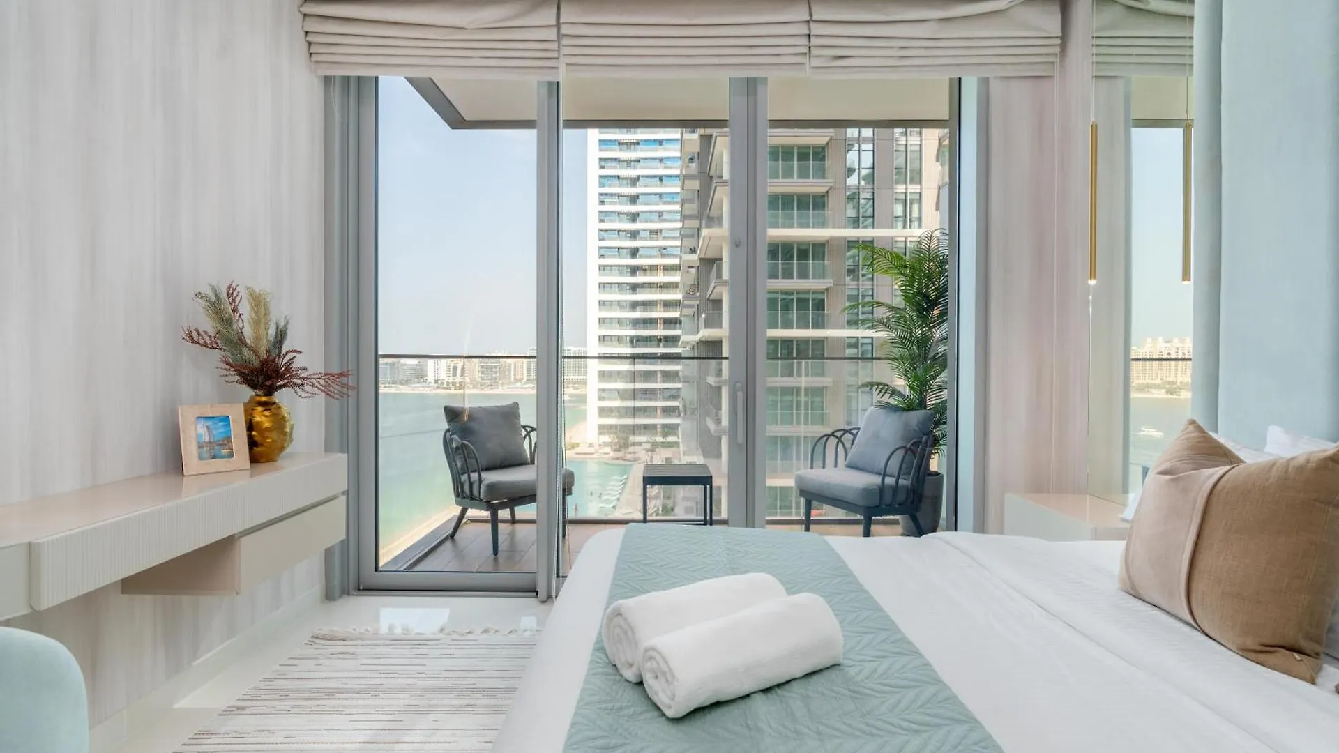 Beach Isle Tower 1 - Beachfront Stunning - Full Sea Views Lägenhet Dubai